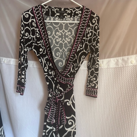 White House Black Market size xs wrap dress with sash. - Picture 2 of 7